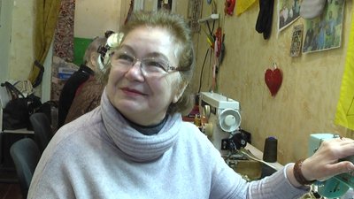 Волонтерки організації "Турбота про літніх" в Житомирі шиють для військових бандани та балаклави Волонтерки організації "Турбота про літніх" в Житомирі шиють для військових бандани та балаклави