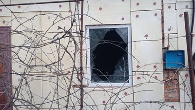 Двічі в одне місце — у Лебедині російська авіація кілька разів скидала бомби на вулицю Привокзальну Двічі в одне місце — у Лебедині російська авіація кілька разів скидала бомби на вулицю Привокзальну
