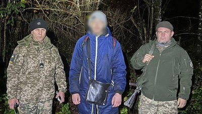 Хотів побачитися з коханою: на Закарпатті прикордонники затримали чоловіка, який три дні блукав горами