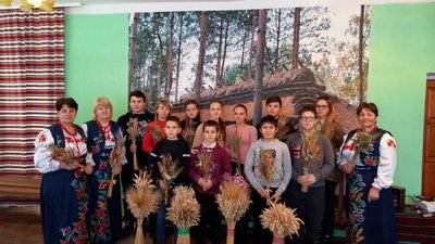 У громаді на Житомирщині школярів навчають робити дідухів У громаді на Житомирщині школярів навчають робити дідухів