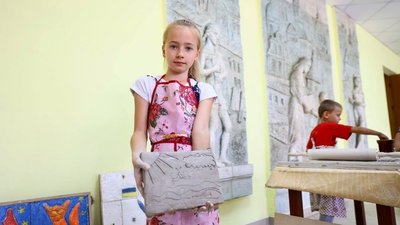 Учасниця майстер-класу створила фрагмент для панно Учасниця майстер-класу створила фрагмент для панно
