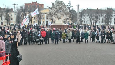 Підприємці вийшли на хмельницький майдан Незалежності, аби висловитися проти запровадженого локдауну та вимагали дати їм спокійно працювати. Фото: Суспільне. Підприємці вийшли на хмельницький майдан Незалежності, аби висловитися проти запровадженого локдауну та вимагали дати їм спокійно працювати. Фото: Суспільне.