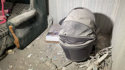 Снаряд РФ майже місяць тому влучив в будинок: як жителі багатоповерхівки в Херсоні готуються до зими Снаряд РФ майже місяць тому влучив в будинок: як жителі багатоповерхівки в Херсоні готуються до зими