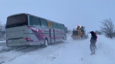 На трасі Київ-Одеса зі снігового замету витягнули автобус із 18 пасажирами