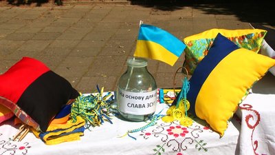 За допомогу дарують квитки на атракціони: у вінницькому парку дітей заохочують плести маскувальні сітки За допомогу дарують квитки на атракціони: у вінницькому парку дітей заохочують плести маскувальні сітки