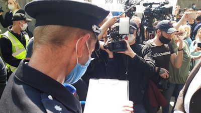 У Черкасах біля слідчого управління містяни мітингують на підтримку мера У Черкасах біля слідчого управління містяни мітингують на підтримку мера