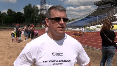 Скелетон та бобслей: на розбомбленому стадіоні Гагаріна в Чернігові організували перше тренування для дітей Скелетон та бобслей: на розбомбленому стадіоні Гагаріна в Чернігові організували перше тренування для дітей