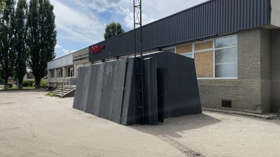 У Харкові невідомі пошкодили укриття 
"Нової пошти"