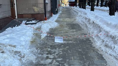 Напис на небезпечній ділянці: "Обережно! Падають борулі"