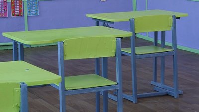 Учителі сільської школи на Полтавщині власноруч зробили шкільні парти