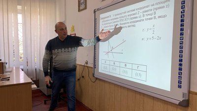 Математик, який тимчасово переїхав на Тернопільщину, складає задачі про війну в Україні Математик, який тимчасово переїхав на Тернопільщину, складає задачі про війну в Україні