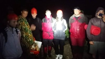 Затопило стежку. У Карпатах рятувальники допомогли п'ятьом туристам Затопило стежку. У Карпатах рятувальники допомогли п'ятьом туристам
