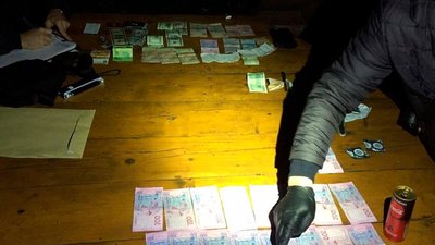 На Буковині затримали ділків, які збували фальшиву валюту.ФОТО На Буковині затримали ділків, які збували фальшиву валюту.ФОТО