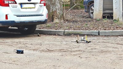 Дрон на дорозі в центрі Сум