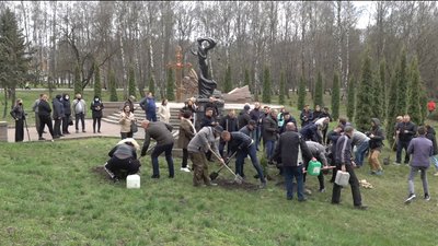 У тернопільському парку висадили туї біля пам’ятника жертвам чорнобильської катастрофи