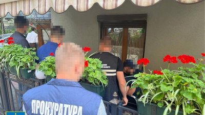 18 тисяч доларів за довідки волонтера. Киянин переправляв військовозобов'язаних закордон 18 тисяч доларів за довідки волонтера. Киянин переправляв військовозобов'язаних закордон