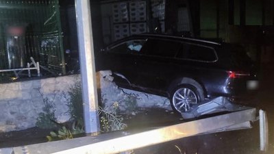 У Тернополі водій розвалив огорожу автівкою У Тернополі водій розвалив огорожу автівкою