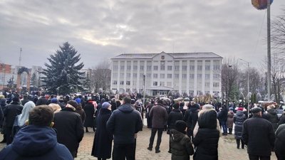Сотні прикарпатців прийшли попрощатися з ексголовою Долини, який помер від COVID Сотні прикарпатців прийшли попрощатися з ексголовою Долини, який помер від COVID