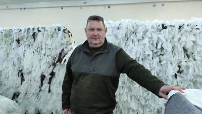 У Тернополі волотери плетуть зимові маскувальні сітки У Тернополі волотери плетуть зимові маскувальні сітки