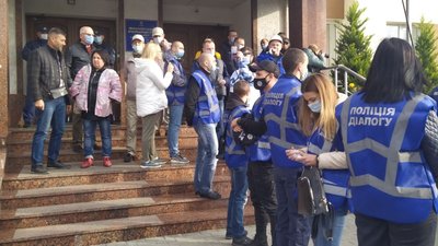 У Миколаєві під апеляційним судом відбуваються дві акції протесту