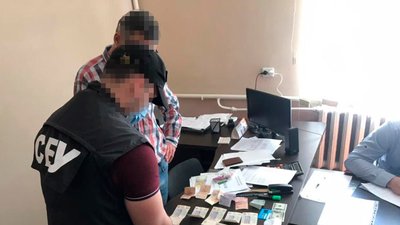 На Прикарпатті старосту та двох депутатів тергромади впіймали на хабарі