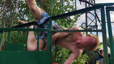 У Запоріжжі чоловік застряг на металевій огорожі: чоловіка зняли рятувальники