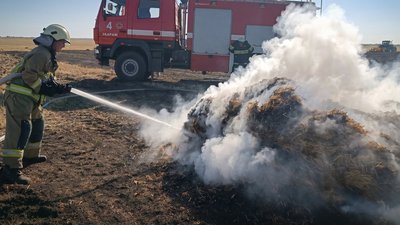 Пожежа на Тернопільщині, Новостав, горів причеп вантажівки, тюки соломи, вогонь