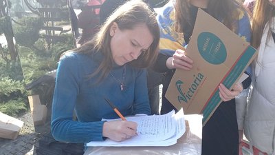 Учасники акції підписують звернення до ООН Учасники акції підписують звернення до ООН