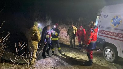 На Закарпатті врятували двох чоловіків, які 11 годин просиділи на дереві посеред річки
