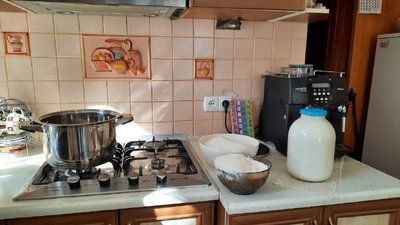 Тернополянин виготовляє згущене молоко для українських бійців Тернополянин виготовляє згущене молоко для українських бійців