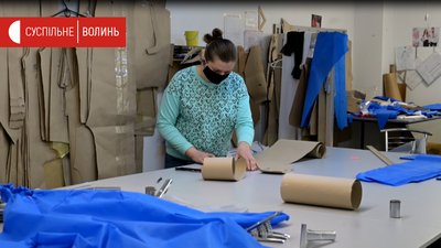 "Вони беззахисні". Як у Луцьку переобладнали виробництво, щоб допомогти лікарям