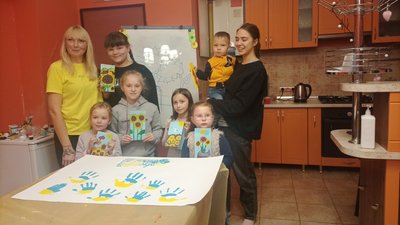 Діти вимушених переселенців в Ужгороді вчилися робити патріотичні листівки