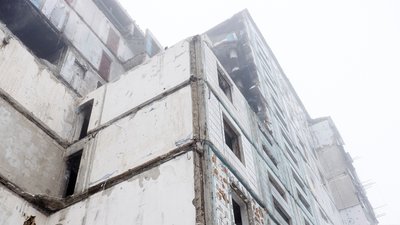 В Умані на Черкащині відновлюють уражений ракетою будинок