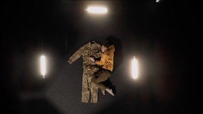 Чернівчанка танцює, щоб допомогти чоловіку в ЗСУ