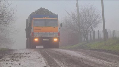 На Вінниччині перекривали дорогу, аби вантажівки з буряками її не розбивали