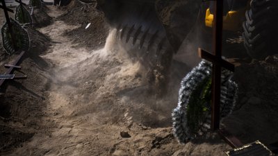 У Бучі поховали 13 людей померлих під час окупації, тіла яких ніхто не забрав У Бучі поховали 13 людей померлих під час окупації, тіла яких ніхто не забрав