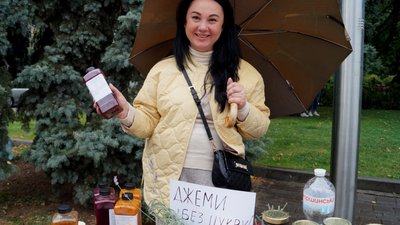 На доброчинному ярмарку в Дніпрі в День міста збирають кошти для ЗСУ – фоторепортаж На доброчинному ярмарку в Дніпрі в День міста збирають кошти для ЗСУ – фоторепортаж