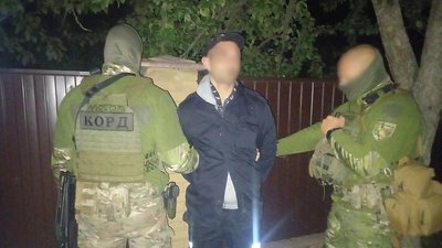 Маскувалися під поліцейських: на Чернігівщині затримали підозрюваних у нападі на пенсіонера