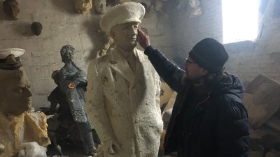 Скульптор з Житомирщини робить фігури з пінопласту за власною технологією Скульптор з Житомирщини робить фігури з пінопласту за власною технологією