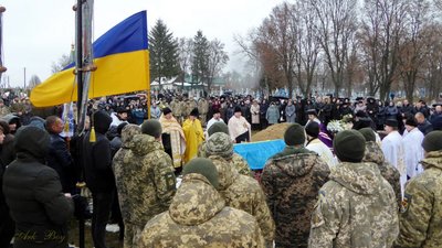 На Тернопільщині попрощалися із трьома військовослужбовцями На Тернопільщині попрощалися із трьома військовослужбовцями