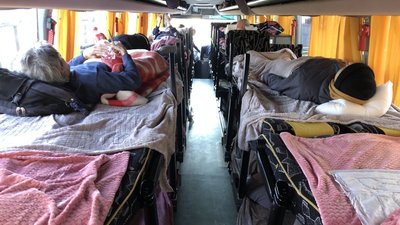 Сімейний лікар зі США волонтерить на львівському вокзалі Сімейний лікар зі США волонтерить на львівському вокзалі