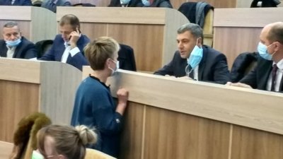 Під час сесії під Сумською облрадою сталася сутичка