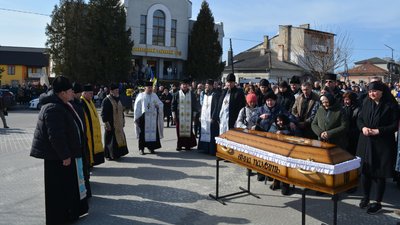Панахида за загиблим бійцем Романом Ющишиним Панахида за загиблим бійцем Романом Ющишиним