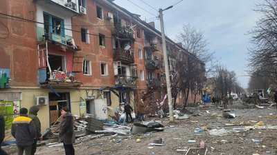 Російські військові обстріляли Курахове на Донеччині — поранені 16 людей, у тому числі дитина