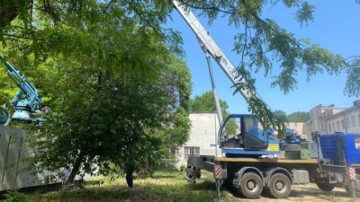 В Одесі демонтували пам'ятник — зенітну гармату, встановлену поруч зі школою, про яку згадувало Міноборони РФ В Одесі демонтували пам'ятник — зенітну гармату, встановлену поруч зі школою, про яку згадувало Міноборони РФ