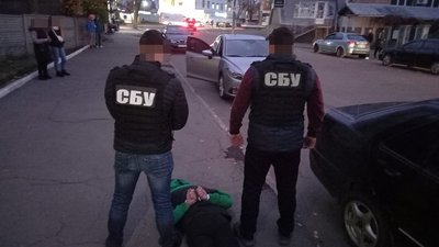 За кращі умови у в'язниці просив 20 тисяч. Працівника Петрівської колонії спіймали на хабарі