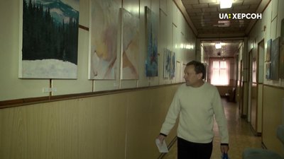 Учні херсонської художниці Оксани Оснач відкрили виставку в обласному центрі служби крові