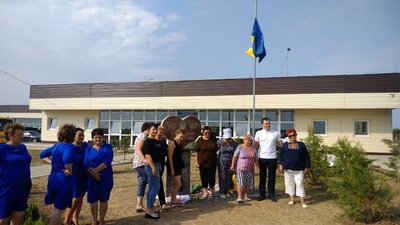"Крим - це Україна": на Херсонщині відкрили пам'ятний знак у формі серця "Крим - це Україна": на Херсонщині відкрили пам'ятний знак у формі серця