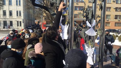 Дерево Свободи у Вінниці прикрасили паперових янголів Дерево Свободи у Вінниці прикрасили паперових янголів