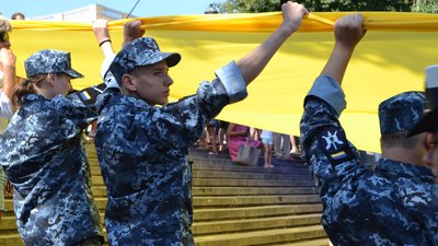 У центрі Одеси розгорнули 30-метровий прапор України. Фоторепортаж